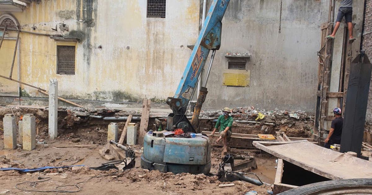 Đội ngũ của Xây Dựng Bảo Xuân thi công ép cọc cho nhà dân tại Mai Phúc, Long Biên